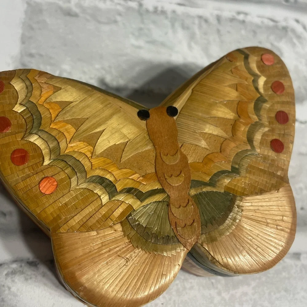 Vintage Global House of Art. Wicker Bamboo Butterfly Trinket Box. China.